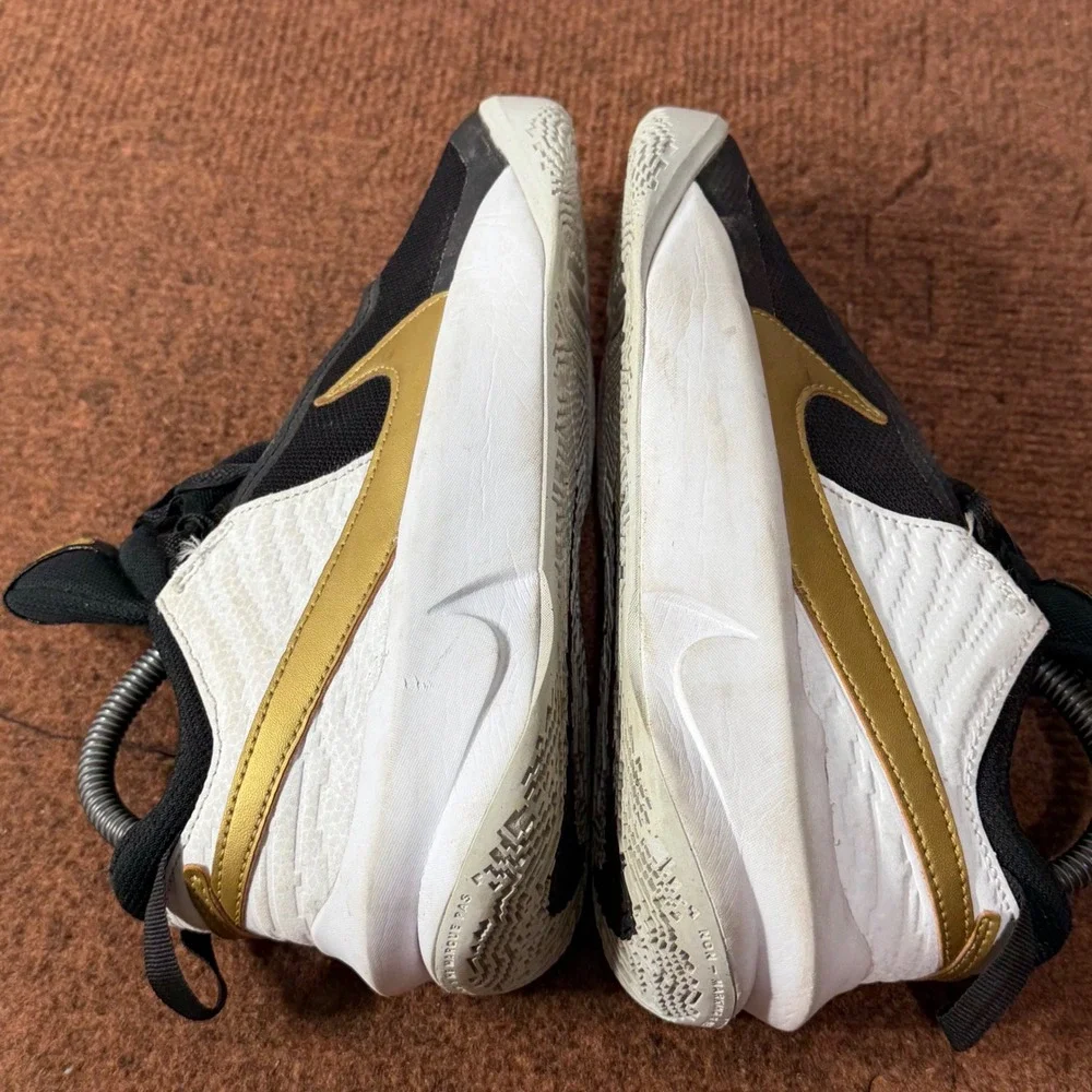 B+ Nike Team Hustle D 10 GS Black Gold White Basketball Shoes CW6735-002 Size 5Y